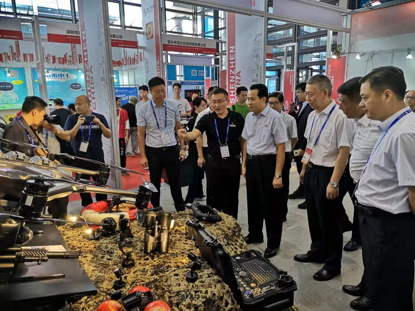 <b>廣西壯族自治區黨委常委、政法委書記黃世勇蒞臨哈瓦展臺參觀調研</b>